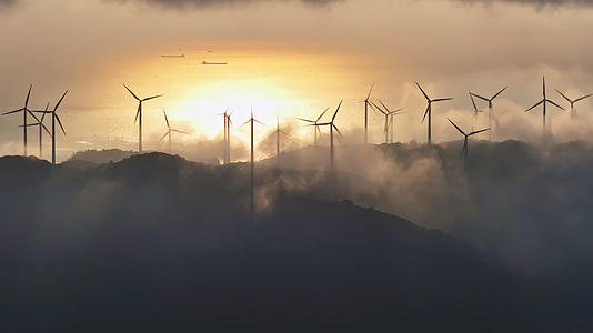 南澳岛日出时4K汕头风力发电机视频的预览图