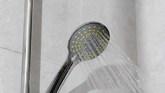 升格淋浴花洒出水水流节约用水洗澡沐浴卫浴视频的预览图
