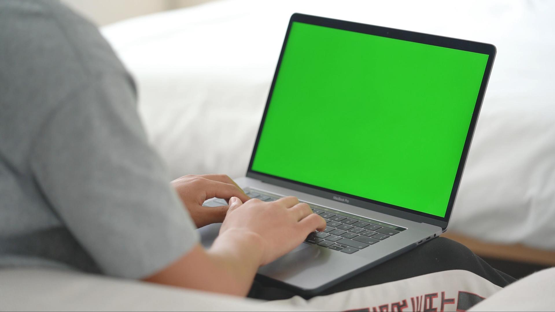 4k男生使用绿幕电脑打字视频的预览图