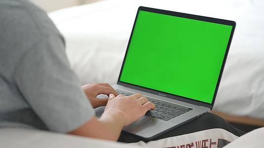 4k男生使用绿幕电脑打字视频的预览图