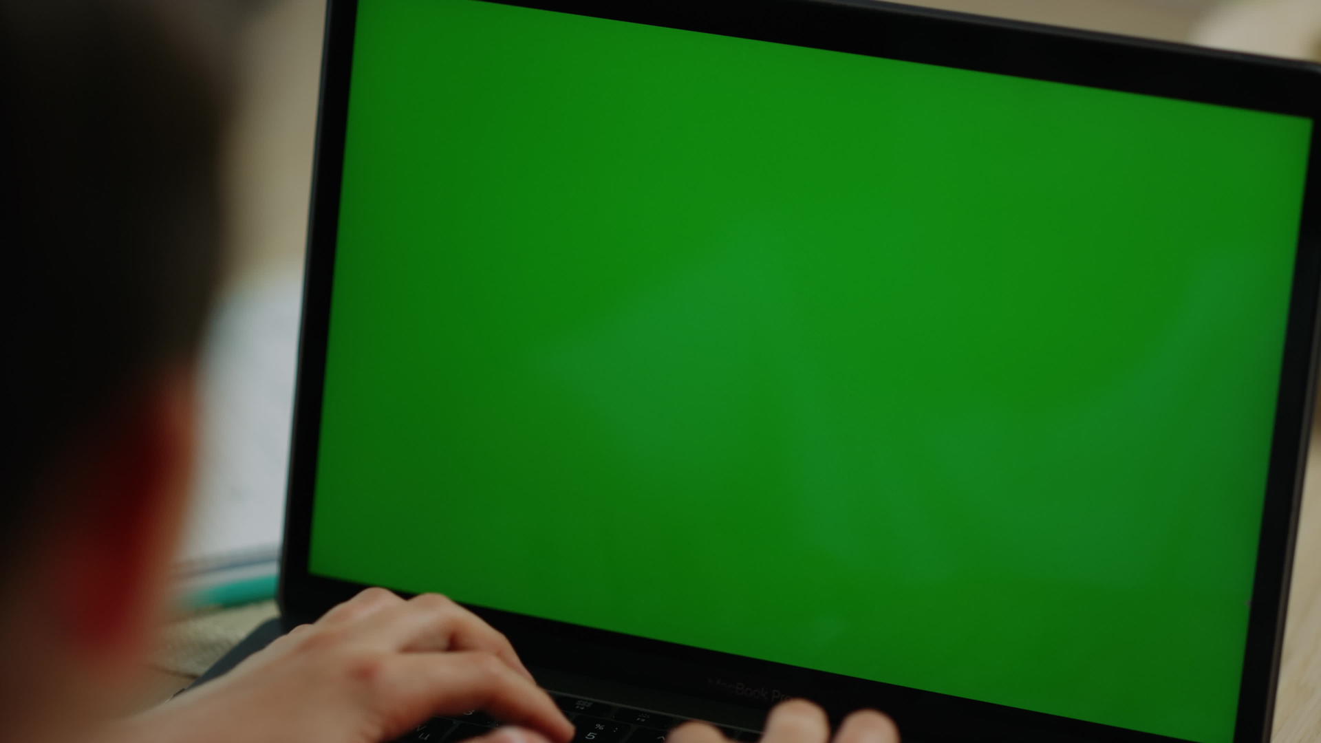 男孩在家里的电脑上打字视频的预览图