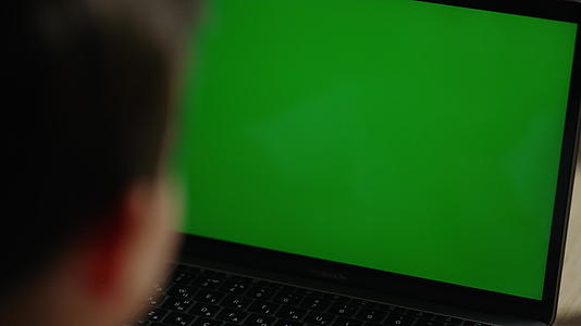 男孩使用绿屏电脑视频的预览图