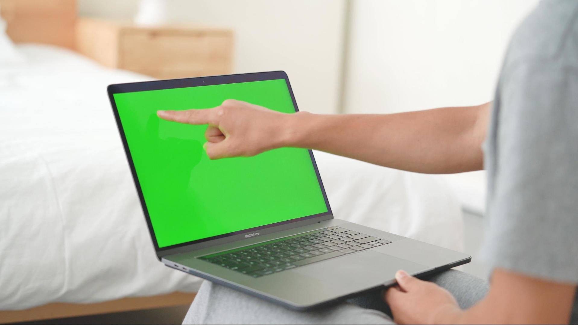 4k男士触碰绿幕笔记本屏幕视频的预览图