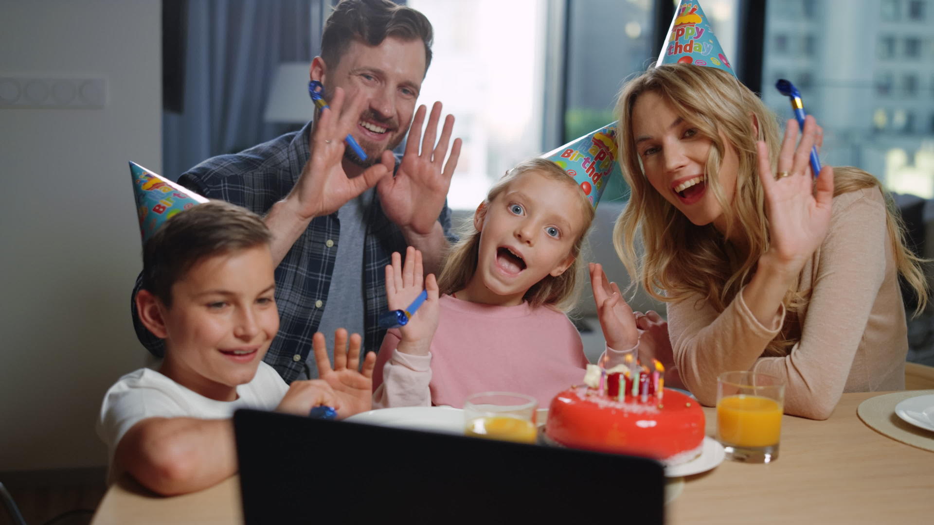 家人和朋友在网上聊天庆祝生日视频的预览图