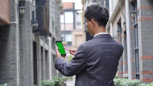 4k商务办公男士户外使用绿幕手机接电话办公视频的预览图