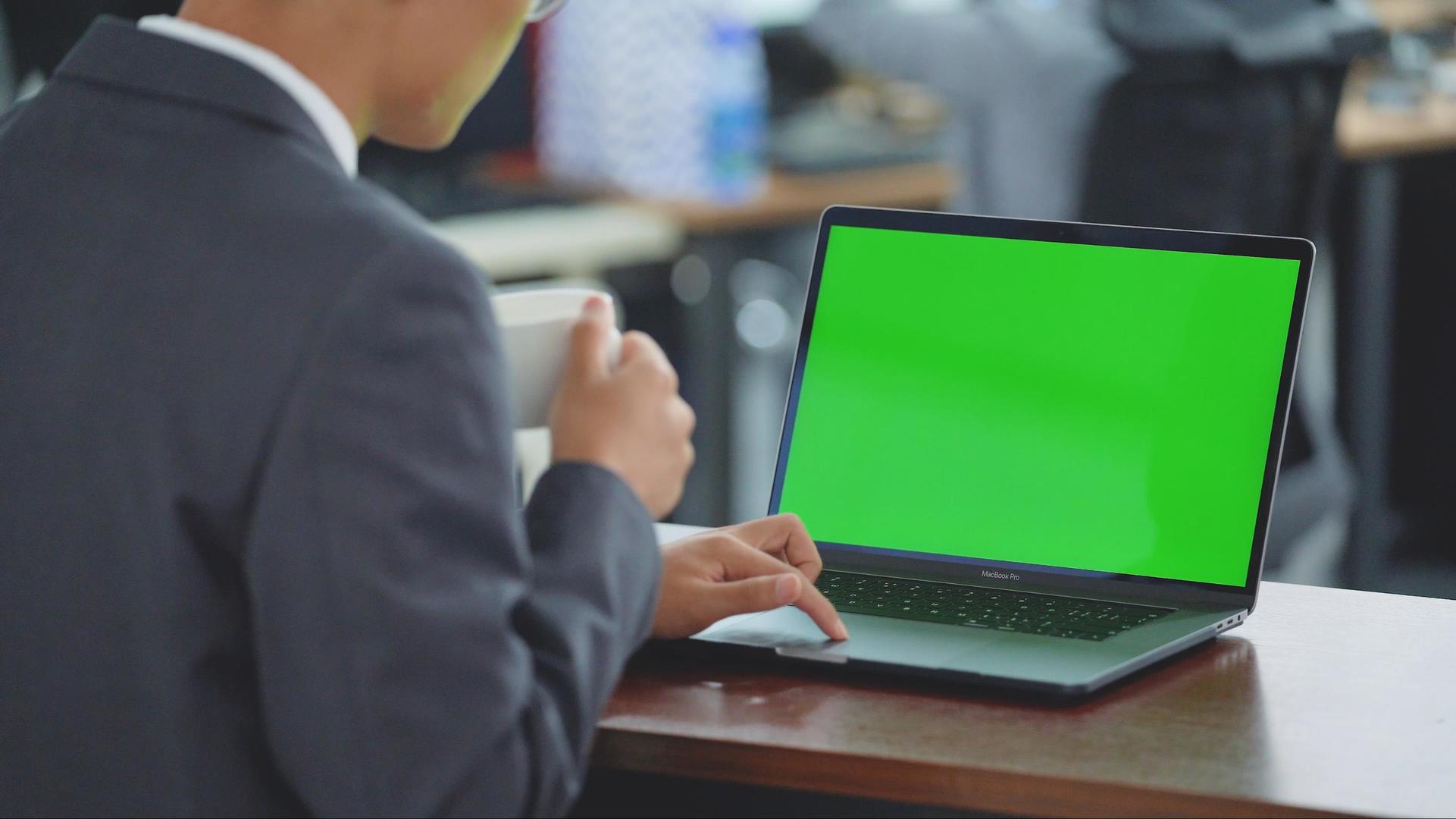 4k商务办公男性使用绿幕笔记本视频的预览图