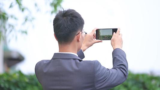4k商务男性使用手机拍照视频的预览图