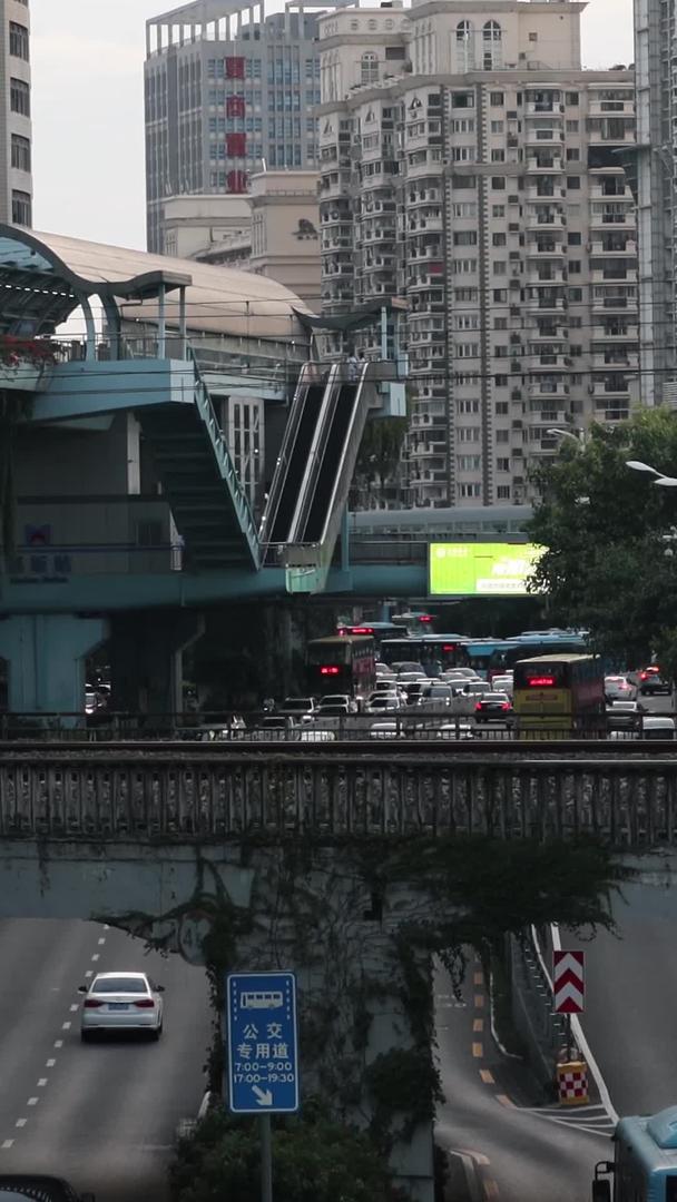 厦门岛内的动车穿过城市天桥视频的预览图