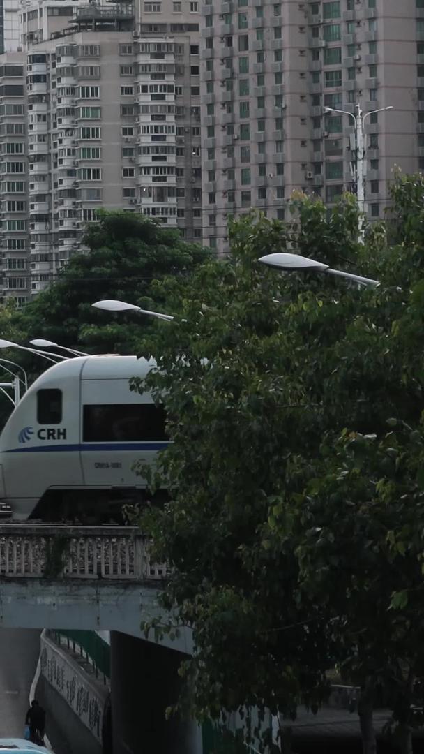 厦门岛内的动车穿过城市天桥视频的预览图