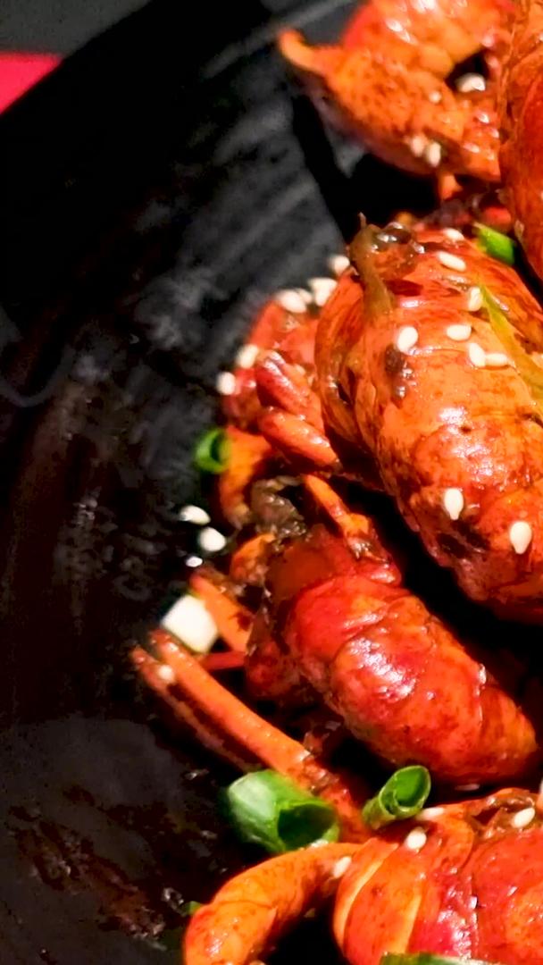 集香辣可口的美食小龙虾展示视频素材视频的预览图
