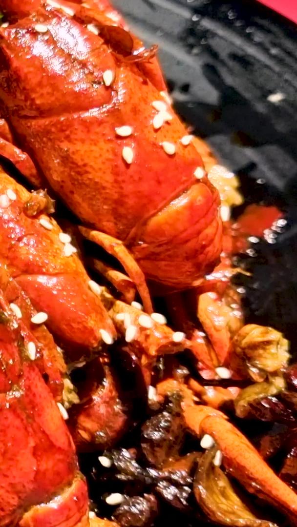 集香辣可口的美食小龙虾展示视频素材视频的预览图