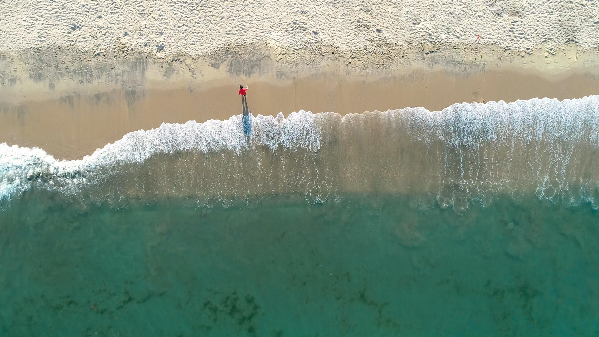 沙滩上的游客航拍4K视频的预览图