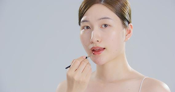 8K年轻女性用笔刷画唇妆视频的预览图