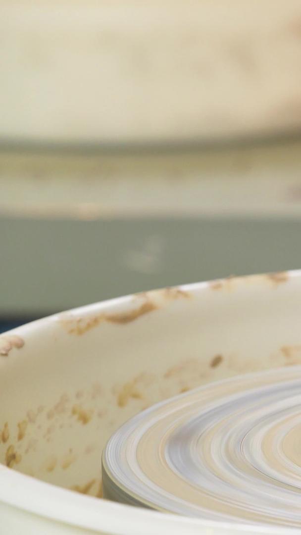 陶艺店手工课用海绵擦拭陶器制作陶器特写动作视频的预览图