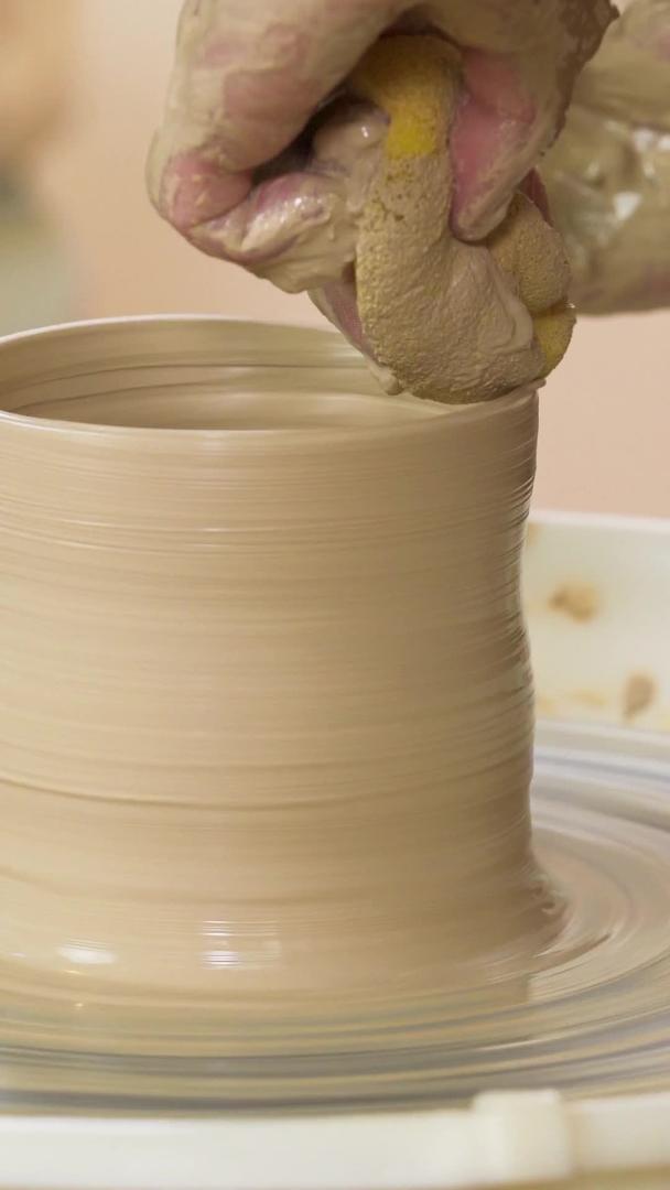 陶艺店手工课用海绵擦拭陶器制作陶器特写动作视频的预览图
