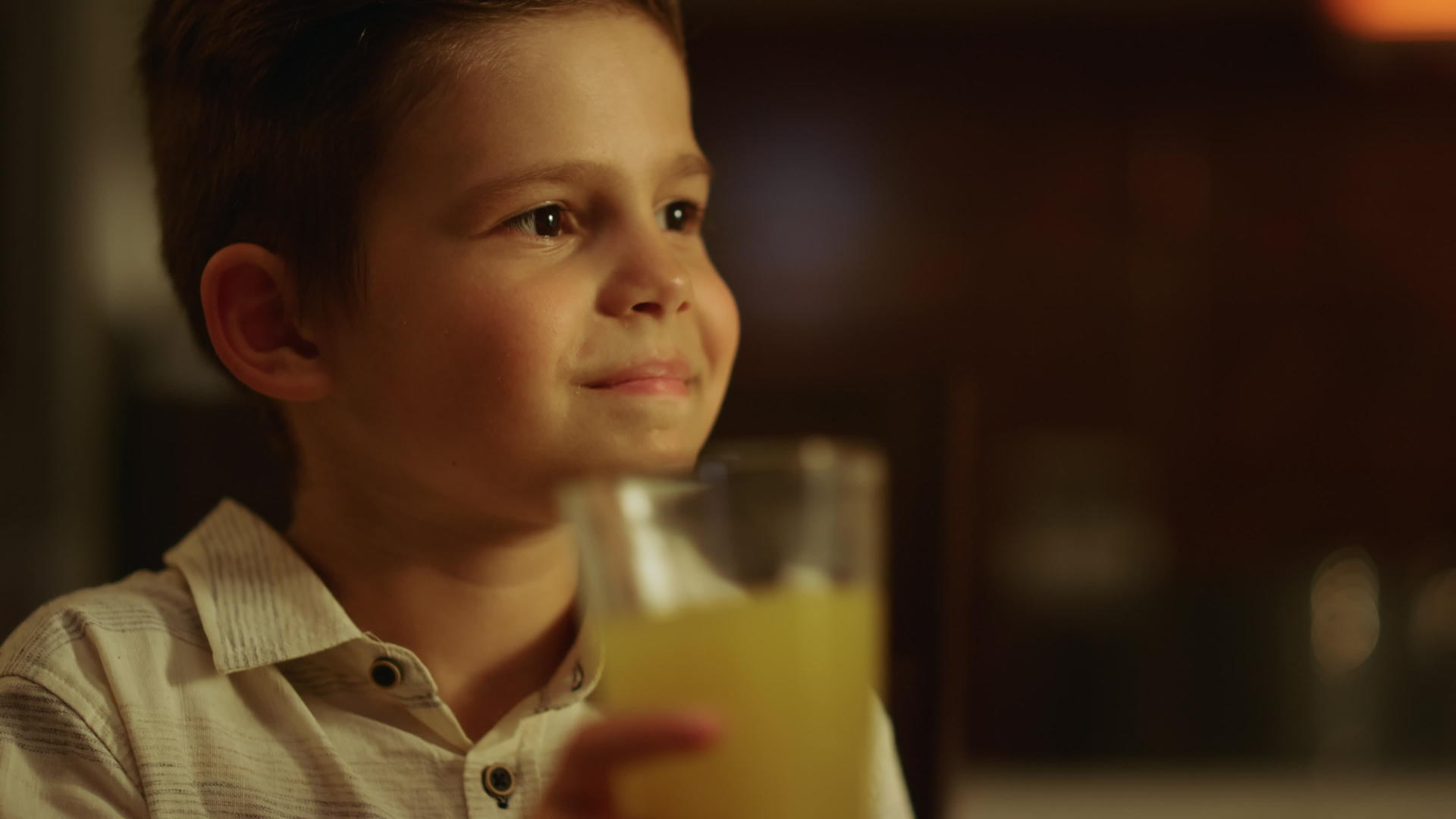 微笑的孩子手里拿着果汁杯视频的预览图