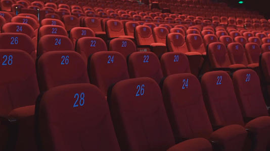 空旷的剧场电影院全景拍摄视频的预览图