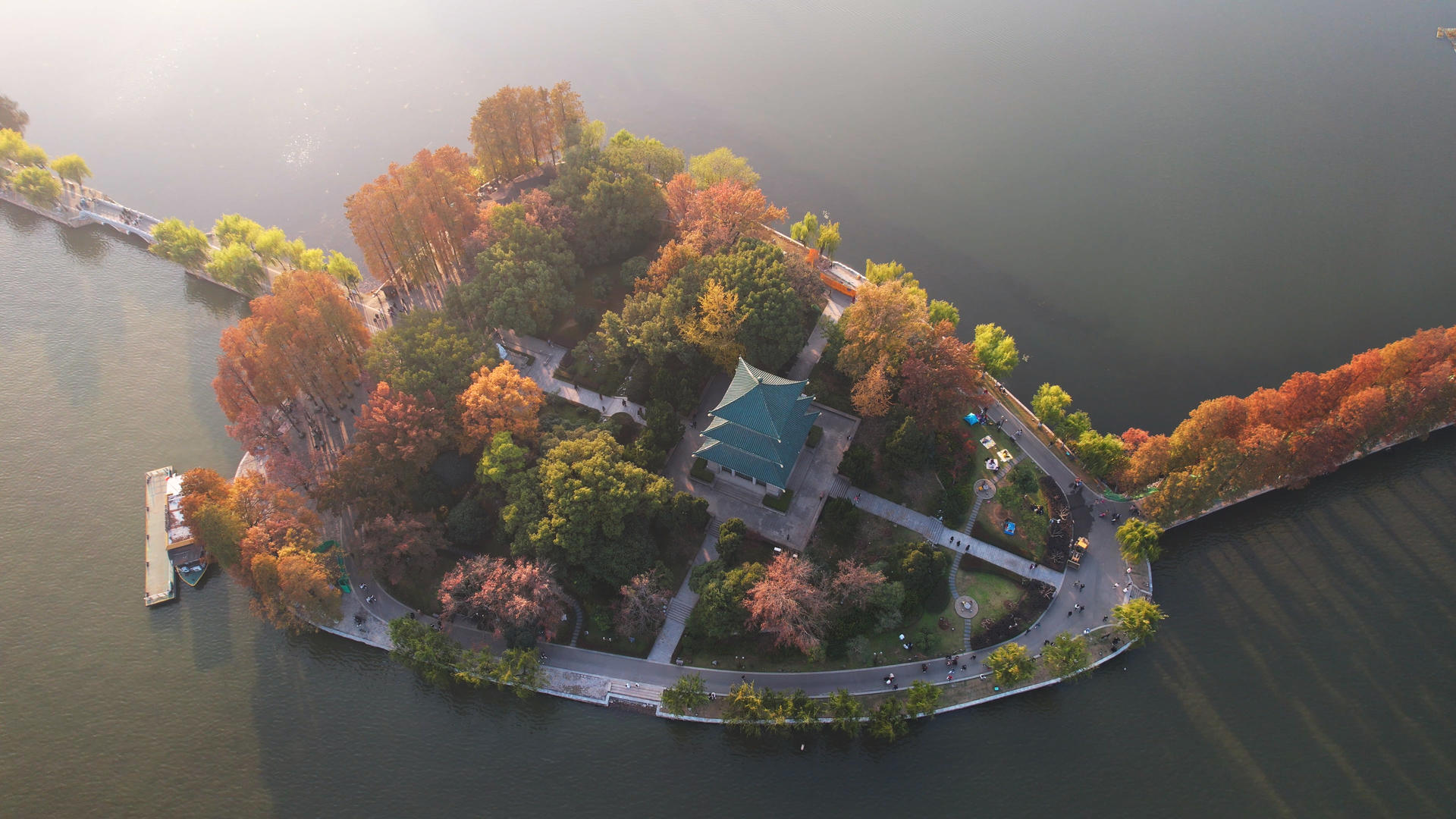 航拍城市秋色秋天季节自然风光公园绿道湖景4k素材视频的预览图