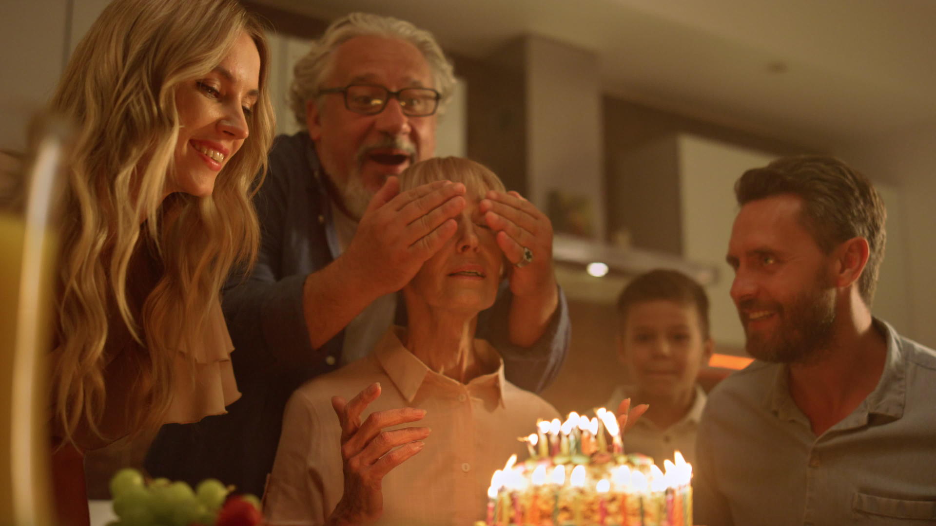 一家人庆祝奶奶的生日视频的预览图