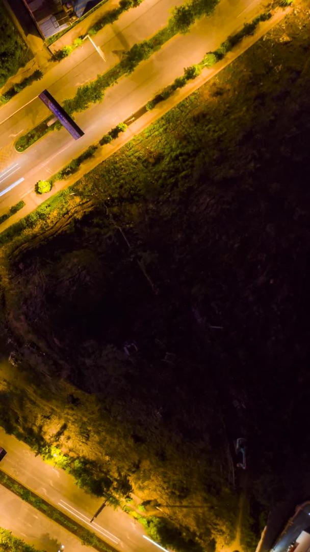 夜间航拍城市十字路口车流延迟摄影视频的预览图