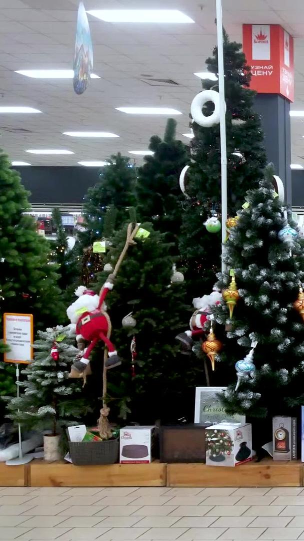 在圣诞超市购买圣诞礼物的人视频的预览图