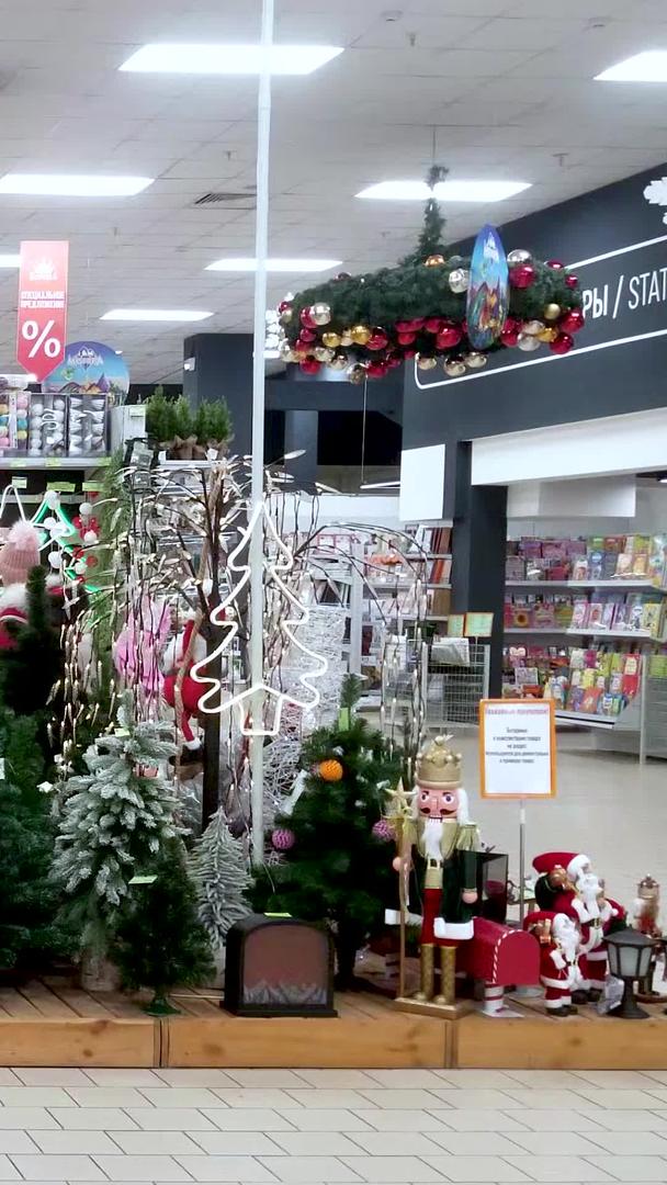 在圣诞超市购买圣诞礼物的人视频的预览图