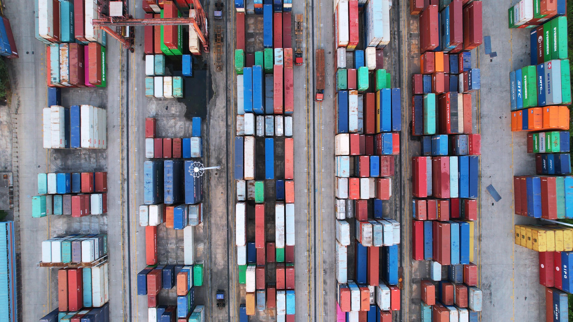航拍城市码头物流集装箱货运港口4k素材视频的预览图