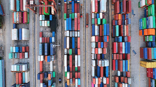 航拍城市码头物流集装箱货运港口4k素材视频的预览图