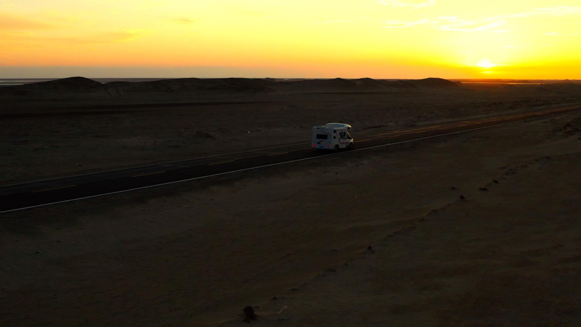 8K航拍大西北戈壁滩夕阳行驶视频的预览图