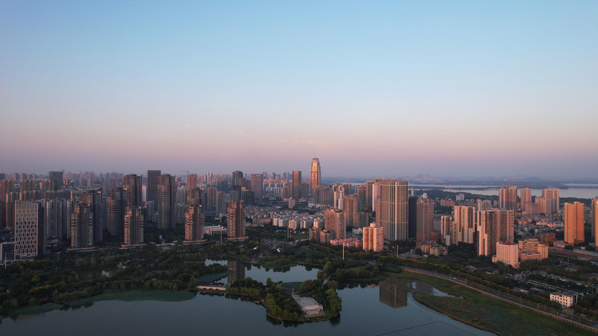 航拍城市天际线高楼街景湖景4k素材视频的预览图