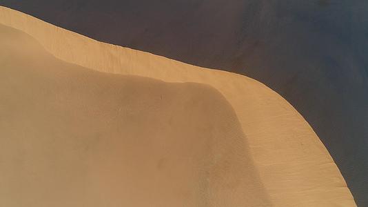 沙漠沙丘垂直航拍视频的预览图