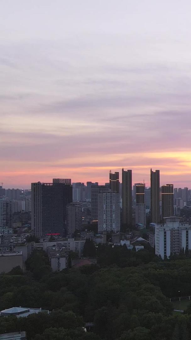 航拍城市夕阳夕阳天空商务中心素材视频的预览图