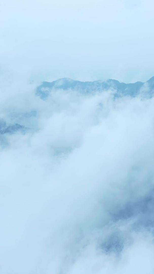 航拍宏伟大气自然气候变化山顶云雾缭绕仙境环绕视频的预览图