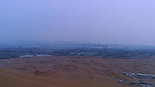 克拉玛依沙漠中的工业城市视频的预览图