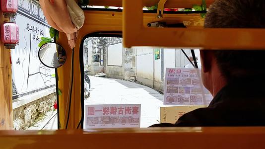 旅游观光摆渡车穿梭在古巷子里视频的预览图