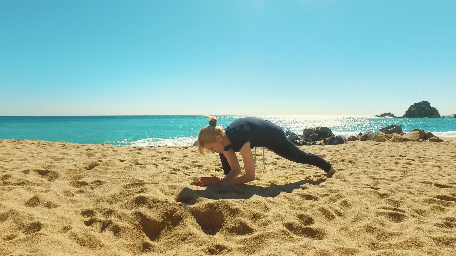 在阳光明媚的海滩上做瑜伽视频的预览图
