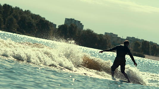 运动员在水面上冲浪视频的预览图