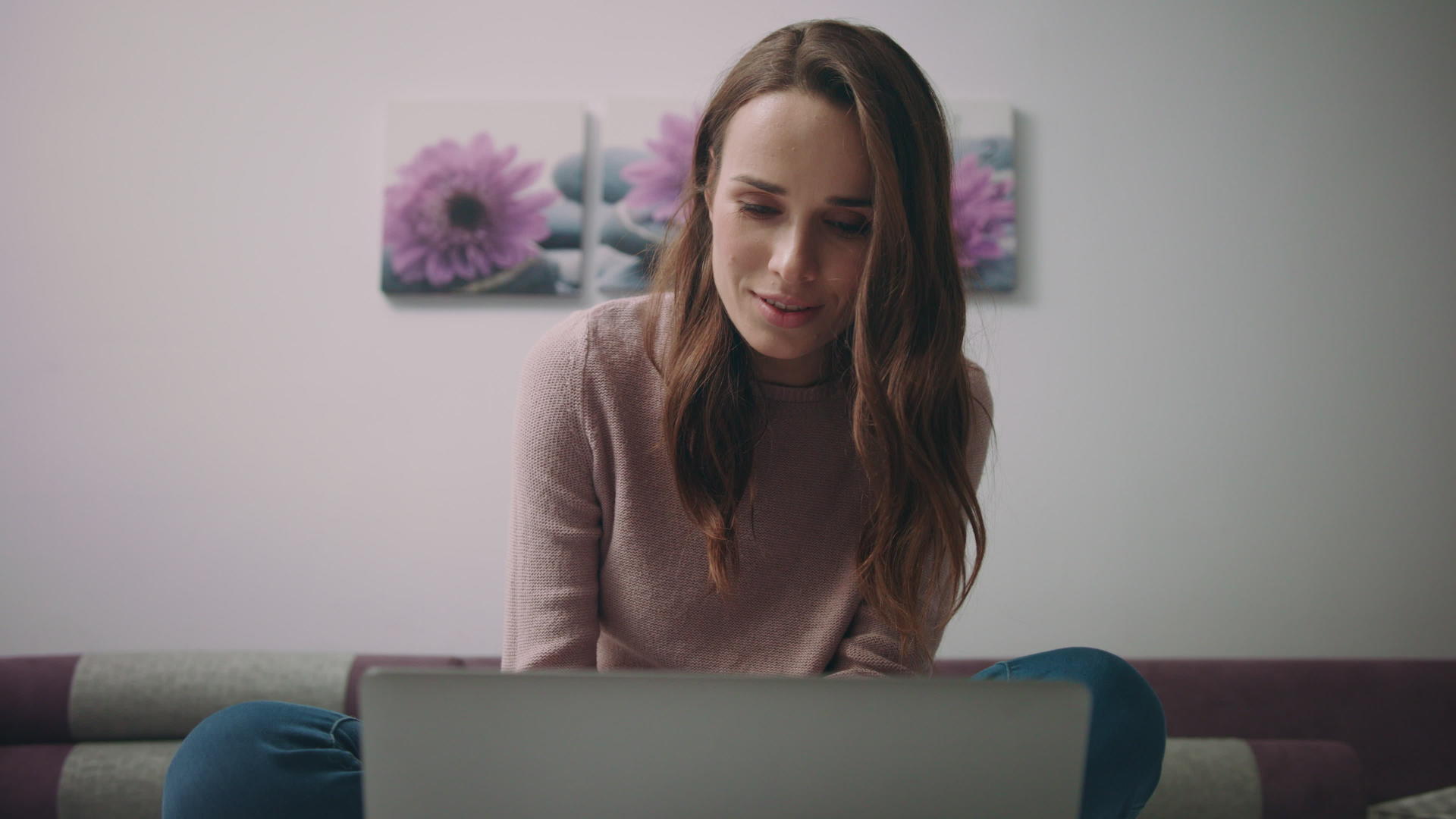 白领女性使用电脑聊天和打字视频的预览图