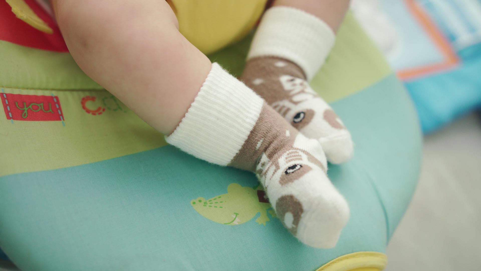 婴儿小脚穿袜子视频的预览图