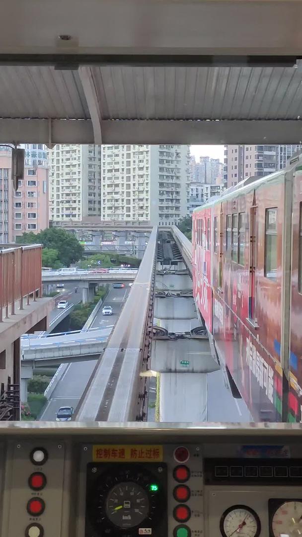 网上名人重庆轻轨驾驶室第一视角视频的预览图