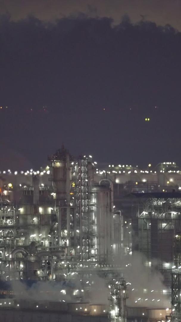 城市工厂园区能源环保制造工厂夜景冒烟烟囱材料视频的预览图