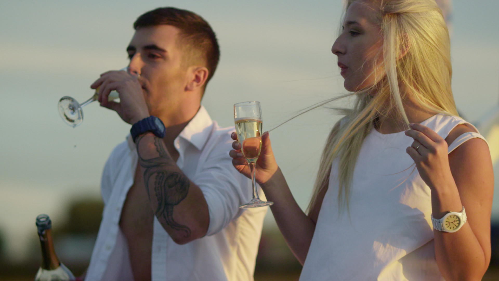 这对夫妇在游艇上喝香槟视频的预览图