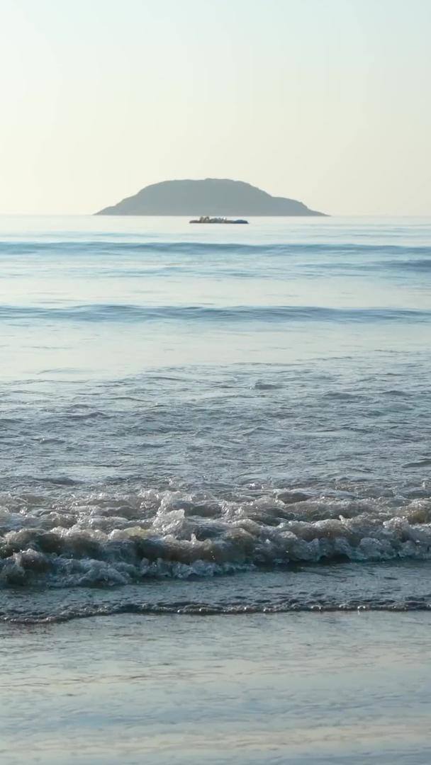 海浪中的岛屿视频的预览图