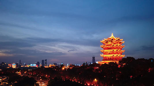 延时摄影夕阳晚霞天空下的武汉5A级旅游景区黄鹤楼夜景视频的预览图