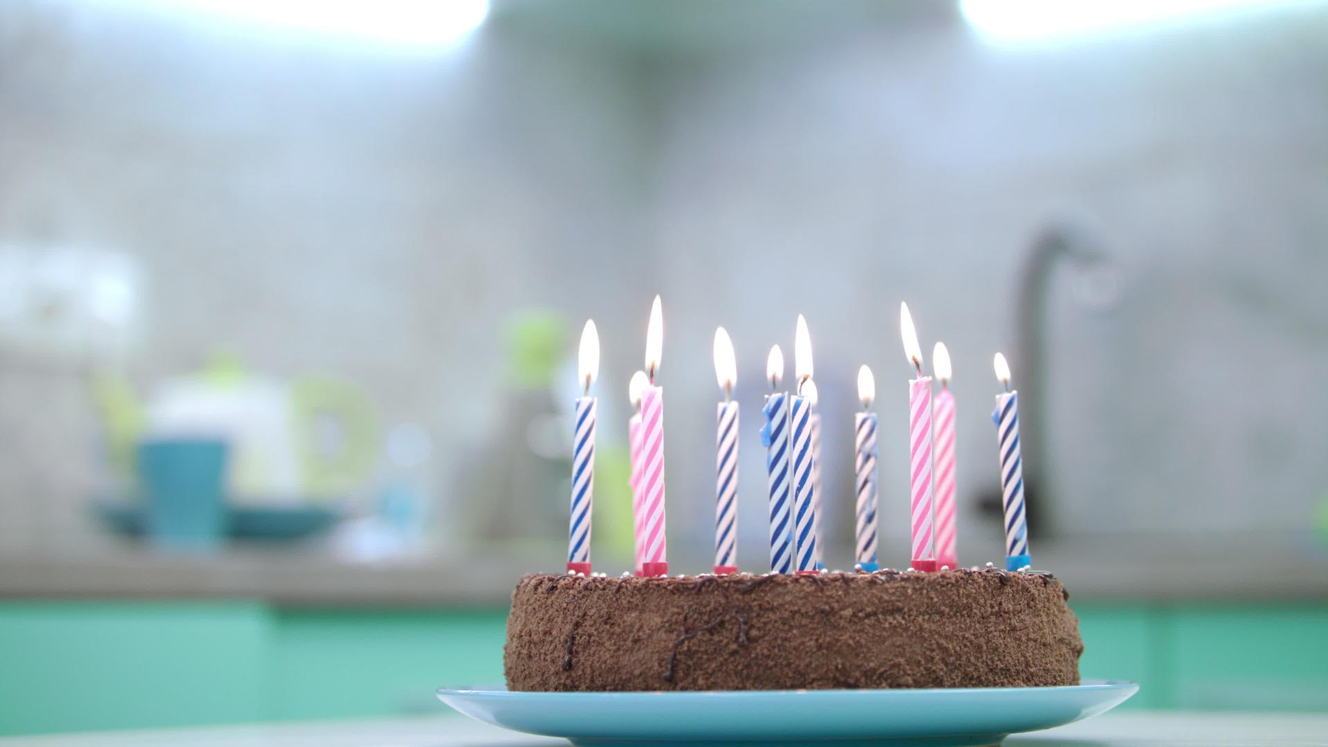 生日蛋糕蜡烛上的火焰视频的预览图