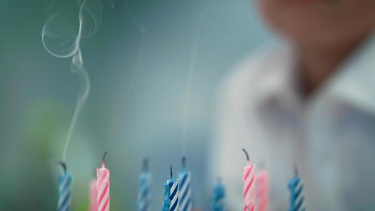 生日蛋糕上的蜡烛视频的预览图