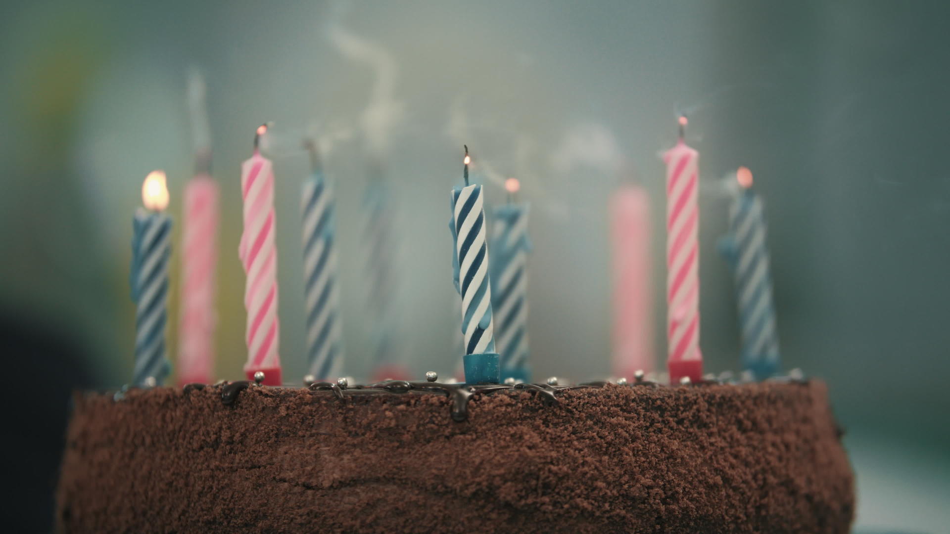 在生日蛋糕上吹蜡烛慢动作视频的预览图