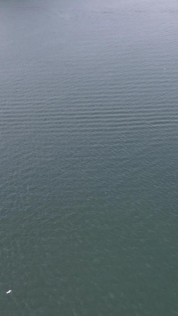 航空摄影蓝海中旅游快艇素材视频的预览图