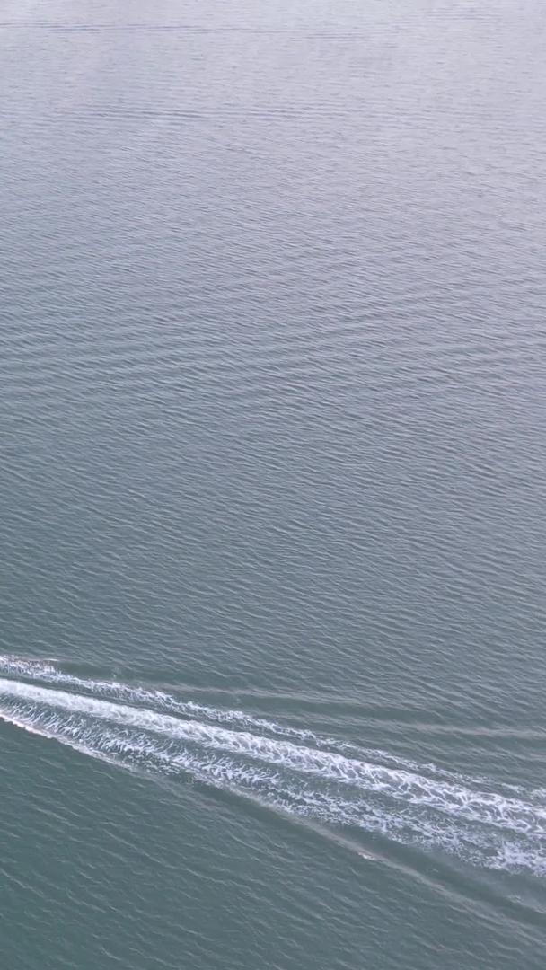 航空摄影蓝海中旅游快艇素材视频的预览图