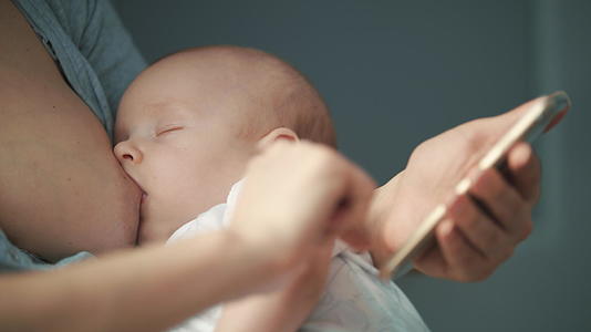 母乳喂养婴儿视频的预览图